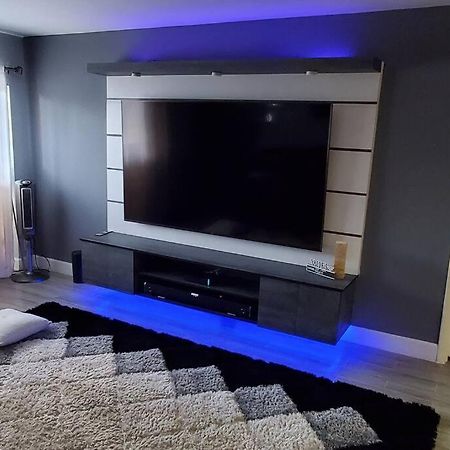 Fully Furnished, Beautiful, Spacious Two Bedroom Condo 로더힐 외부 사진