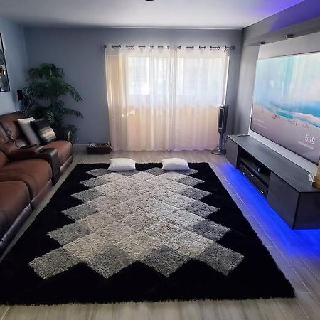 Fully Furnished, Beautiful, Spacious Two Bedroom Condo 로더힐 외부 사진