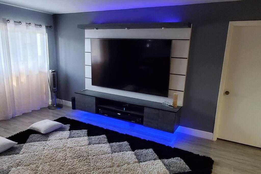 Fully Furnished, Beautiful, Spacious Two Bedroom Condo 로더힐 외부 사진