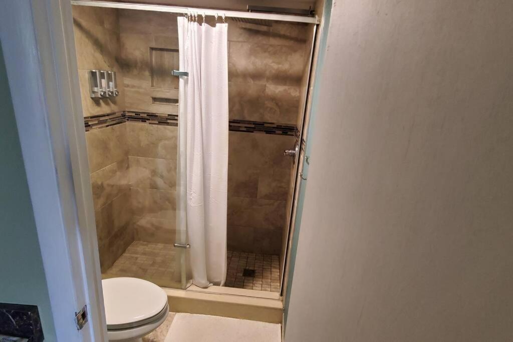 Fully Furnished, Beautiful, Spacious Two Bedroom Condo 로더힐 외부 사진