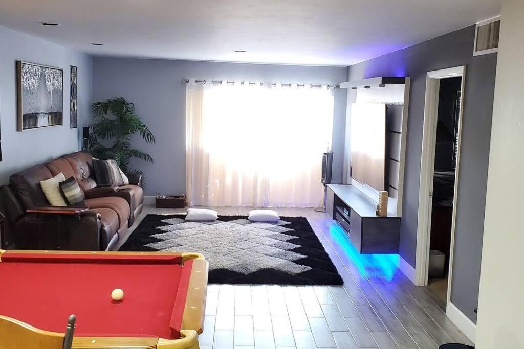 Fully Furnished, Beautiful, Spacious Two Bedroom Condo 로더힐 외부 사진
