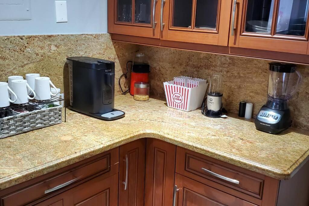 Fully Furnished, Beautiful, Spacious Two Bedroom Condo 로더힐 외부 사진