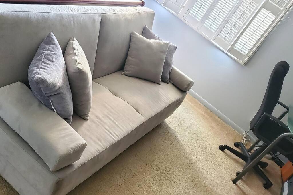 Fully Furnished, Beautiful, Spacious Two Bedroom Condo 로더힐 외부 사진