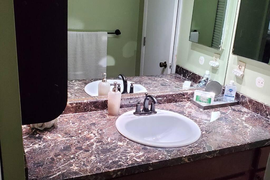 Fully Furnished, Beautiful, Spacious Two Bedroom Condo 로더힐 외부 사진