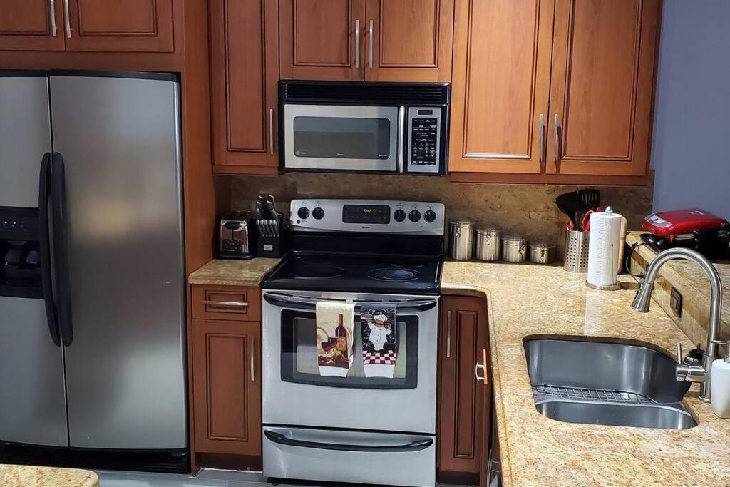 Fully Furnished, Beautiful, Spacious Two Bedroom Condo 로더힐 외부 사진