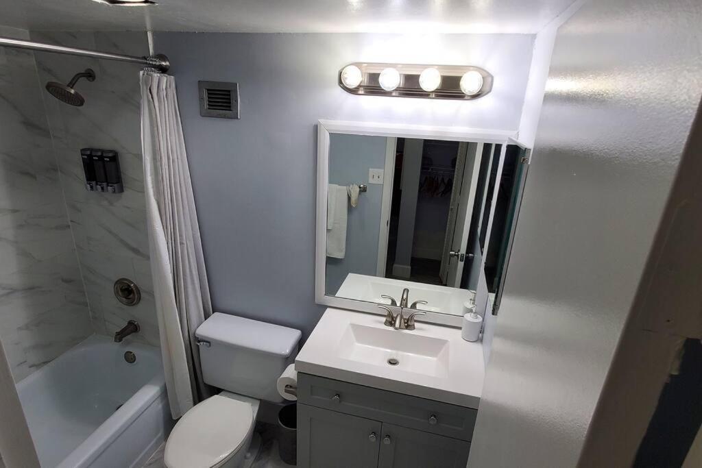 Fully Furnished, Beautiful, Spacious Two Bedroom Condo 로더힐 외부 사진