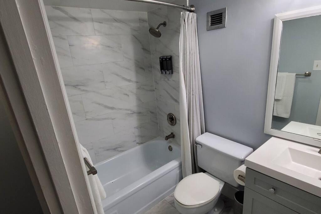 Fully Furnished, Beautiful, Spacious Two Bedroom Condo 로더힐 외부 사진