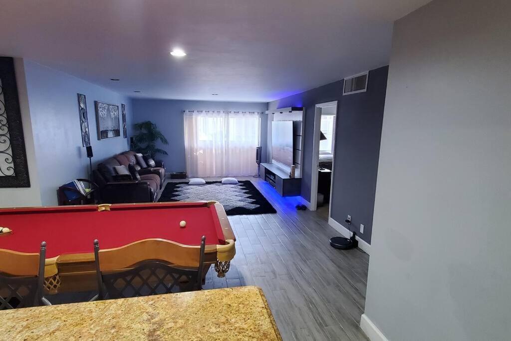 Fully Furnished, Beautiful, Spacious Two Bedroom Condo 로더힐 외부 사진