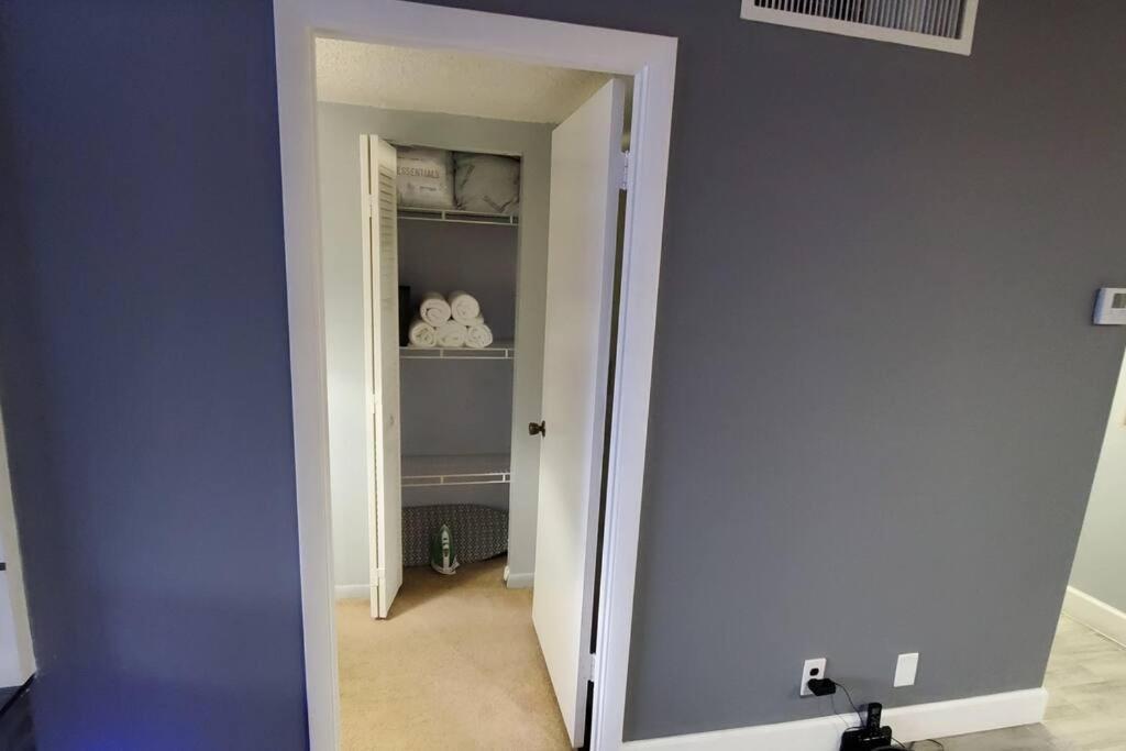 Fully Furnished, Beautiful, Spacious Two Bedroom Condo 로더힐 외부 사진