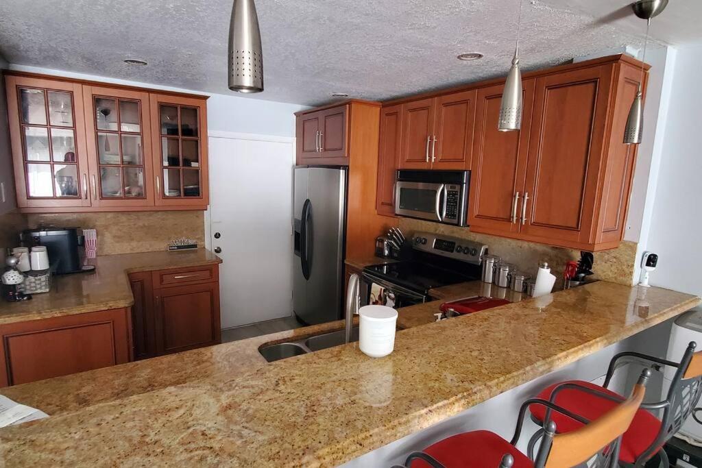 Fully Furnished, Beautiful, Spacious Two Bedroom Condo 로더힐 외부 사진