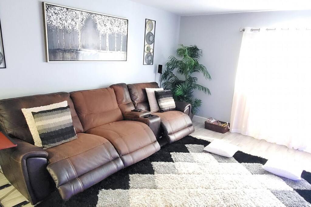 Fully Furnished, Beautiful, Spacious Two Bedroom Condo 로더힐 외부 사진