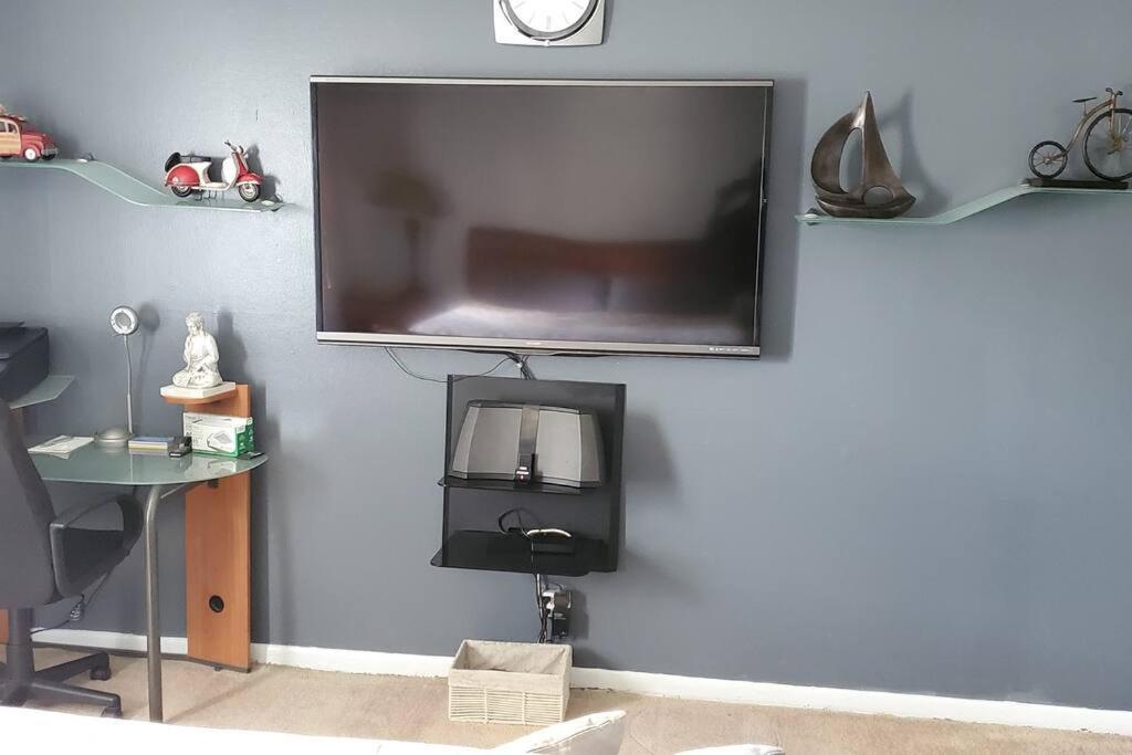 Fully Furnished, Beautiful, Spacious Two Bedroom Condo 로더힐 외부 사진